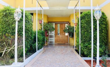 Hermosa casa en venta en Cumbayá – La Primavera 2 con amplio terreno y jardín