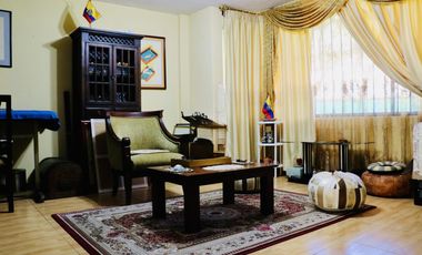 Hermosa casa en venta en Cumbayá – La Primavera 2 con amplio terreno y jardín