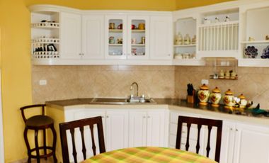Hermosa casa en venta en Cumbayá – La Primavera 2 con amplio terreno y jardín