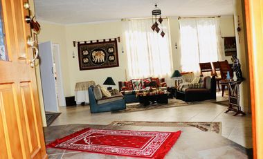 Hermosa casa en venta en Cumbayá – La Primavera 2 con amplio terreno y jardín