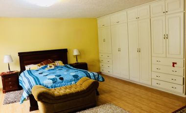 Hermosa casa en venta en Cumbayá – La Primavera 2 con amplio terreno y jardín