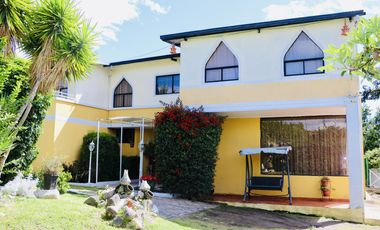 Hermosa casa en venta en Cumbayá – La Primavera 2 con amplio terreno y jardín