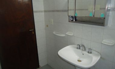 BÂ° AMEGHINO SUR, IMPECABLE VIVIENDA ESQUINA, A METROS DE RUTA 20.-