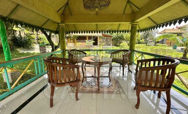 RUMAH VILLA JAVANESSE STYLE DENGAN KEBUN NAN LUAS DI PURWAKARTA