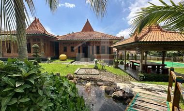 RUMAH VILLA JAVANESSE STYLE DENGAN KEBUN NAN LUAS DI PURWAKARTA
