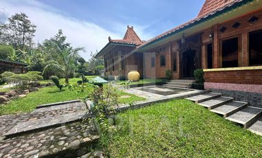 RUMAH VILLA JAVANESSE STYLE DENGAN KEBUN NAN LUAS DI PURWAKARTA