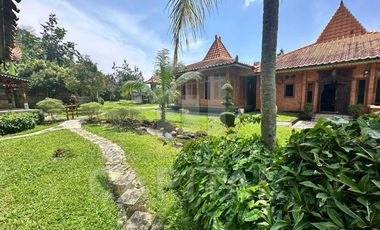 RUMAH VILLA JAVANESSE STYLE DENGAN KEBUN NAN LUAS DI PURWAKARTA