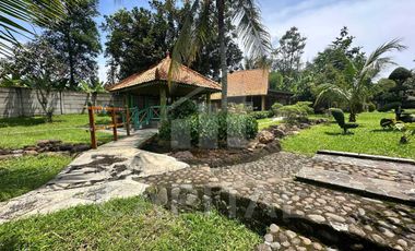 RUMAH VILLA JAVANESSE STYLE DENGAN KEBUN NAN LUAS DI PURWAKARTA
