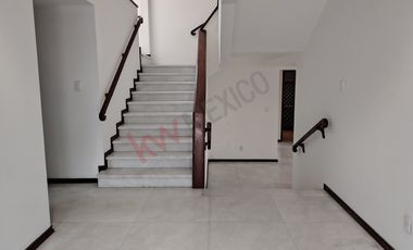 CASA EN RENTA CON JARDIN Y RECAMARA EN PLANTA BAJA