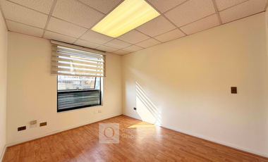 ARRIENDO OFICINA RECEPCION 1 PRIV 1 BAÑO CON ESTACIONAMIENTO