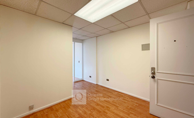 ARRIENDO OFICINA RECEPCION 1 PRIV 1 BAÑO CON ESTACIONAMIENTO