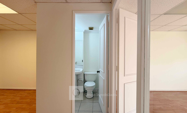ARRIENDO OFICINA RECEPCION 1 PRIV 1 BAÑO CON ESTACIONAMIENTO