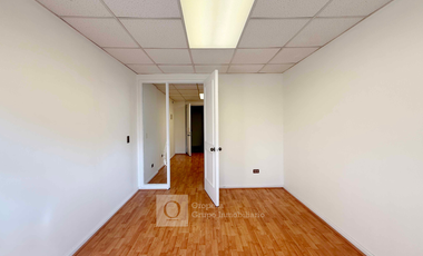 ARRIENDO OFICINA RECEPCION 1 PRIV 1 BAÑO CON ESTACIONAMIENTO