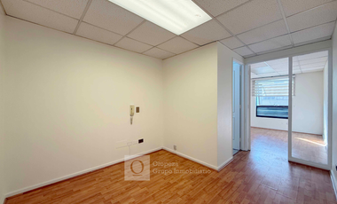 ARRIENDO OFICINA RECEPCION 1 PRIV 1 BAÑO CON ESTACIONAMIENTO