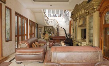 Dijual Rumah Mewah Full Furnished strategis di Taman Century 1 Pekayon