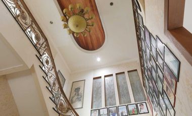 Dijual Rumah Mewah Full Furnished strategis di Taman Century 1 Pekayon