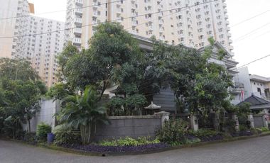 Dijual Rumah Mewah Full Furnished strategis di Taman Century 1 Pekayon