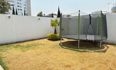 Casa en venta con doble filtro de seguridad junto a parque