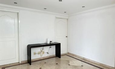 Casa en venta con doble filtro de seguridad junto a parque