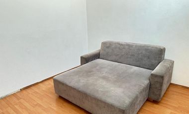 Casa en venta con doble filtro de seguridad junto a parque