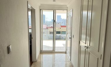 Casa en venta con doble filtro de seguridad junto a parque
