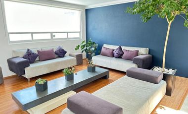 Casa en venta con doble filtro de seguridad junto a parque