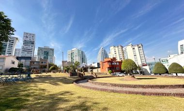 Casa en venta con doble filtro de seguridad junto a parque