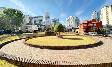 Casa en venta con doble filtro de seguridad junto a parque