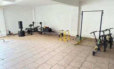 Casa en venta con doble filtro de seguridad junto a parque