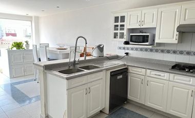 Casa en venta con doble filtro de seguridad junto a parque