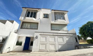 Casa en venta con doble filtro de seguridad junto a parque