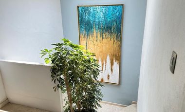 Casa en venta con doble filtro de seguridad junto a parque