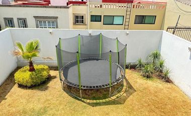 Casa en venta con doble filtro de seguridad junto a parque