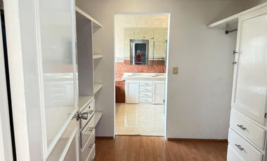 Casa en venta con doble filtro de seguridad junto a parque