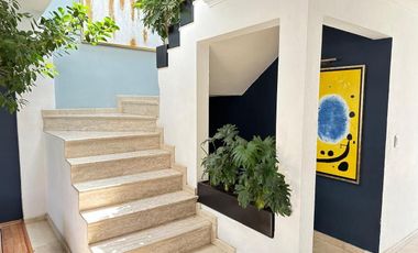 Casa en venta con doble filtro de seguridad junto a parque