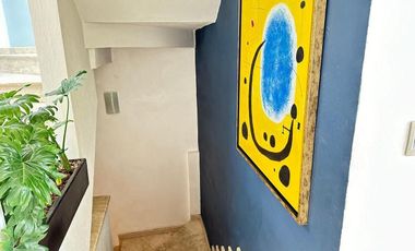 Casa en venta con doble filtro de seguridad junto a parque