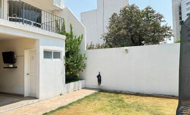 Casa en venta con doble filtro de seguridad junto a parque