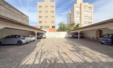 Dpto 3 amb. con cochera y balcón. Zona Guemes. EXPENSAS INCLUIDAS.
