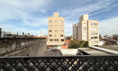 Dpto 3 amb. con cochera y balcón. Zona Guemes. EXPENSAS INCLUIDAS.