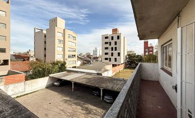 Dpto 3 amb. con cochera y balcón. Zona Guemes. EXPENSAS INCLUIDAS.