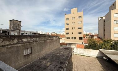 Dpto 3 amb. con cochera y balcón. Zona Guemes. EXPENSAS INCLUIDAS.