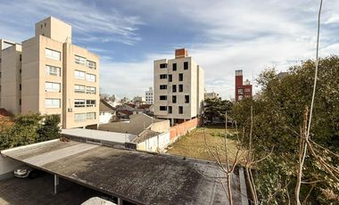 Dpto 3 amb. con cochera y balcón. Zona Guemes. EXPENSAS INCLUIDAS.