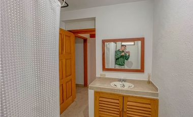 CASA EN RENTA + BUNGALOW AMUEBLADO CERCA DE AVANDARO