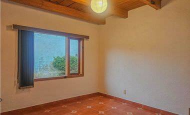 CASA EN RENTA + BUNGALOW AMUEBLADO CERCA DE AVANDARO