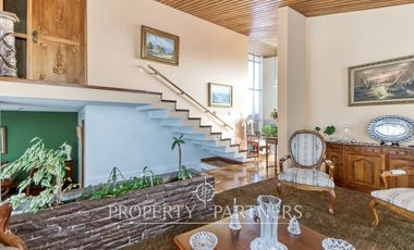 En Venta casa con amplio terreno en Jardines Del Sur