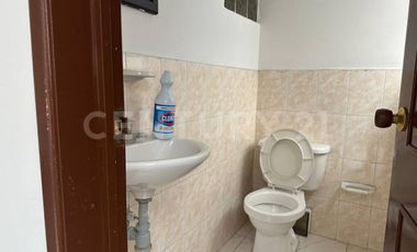 Oportunidad única para tu negocio  Amplia casa comercial