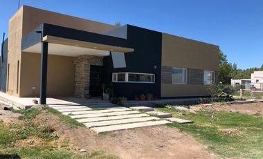 Alquiler Casa 3 dorm y pileta en Barrio La Castellana Neuquen
