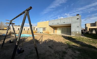 Alquiler Casa 3 dorm y pileta en Barrio La Castellana Neuquen