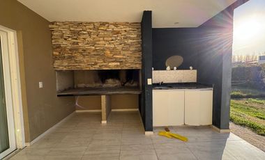 Alquiler Casa 3 dorm y pileta en Barrio La Castellana Neuquen