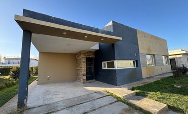Alquiler Casa 3 dorm y pileta en Barrio La Castellana Neuquen